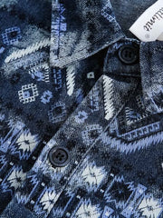 製品画像
エスニック柄長袖シャツ全体展示、ヴィンテージ風デザインと個性的なエスニック柄プリントが特徴のファッションアイテム。快適なコットン素材で、シンプルながら印象的なスタイル。
詳細画像
エスニック柄長袖シャツのディテール、ユニークなプリントとヴィンテージスタイルが特徴。100%コットン素材で通気性と快適さを兼ね備えたデザイン。