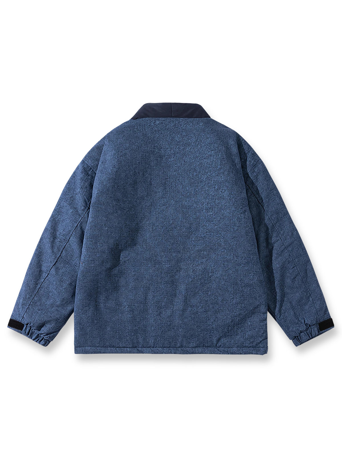 製品画像: ろうけつ染め格子織りシングルボタンはんてんの正面展示、ヴィンテージ感漂う冬の防寒アイテム
詳細画像: はんてんのろうけつ染め格子織り生地と大きなポケットのディテール、シングルボタンのデザイン