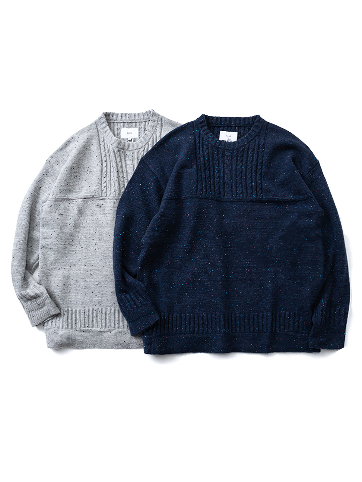 製品画像
カラードットケーブル編みウールセーターの全体画像。レトロなカラードットデザインが特徴的なケーブル編みのニットセーターは、秋冬シーズンにぴったりのアイテム。

詳細画像
セーターのケーブル編みディテールとカラードットデザインが特徴的。ウールとポリエステルの混紡素材で温かさと快適さを提供し、秋冬のコーディネートに最適。