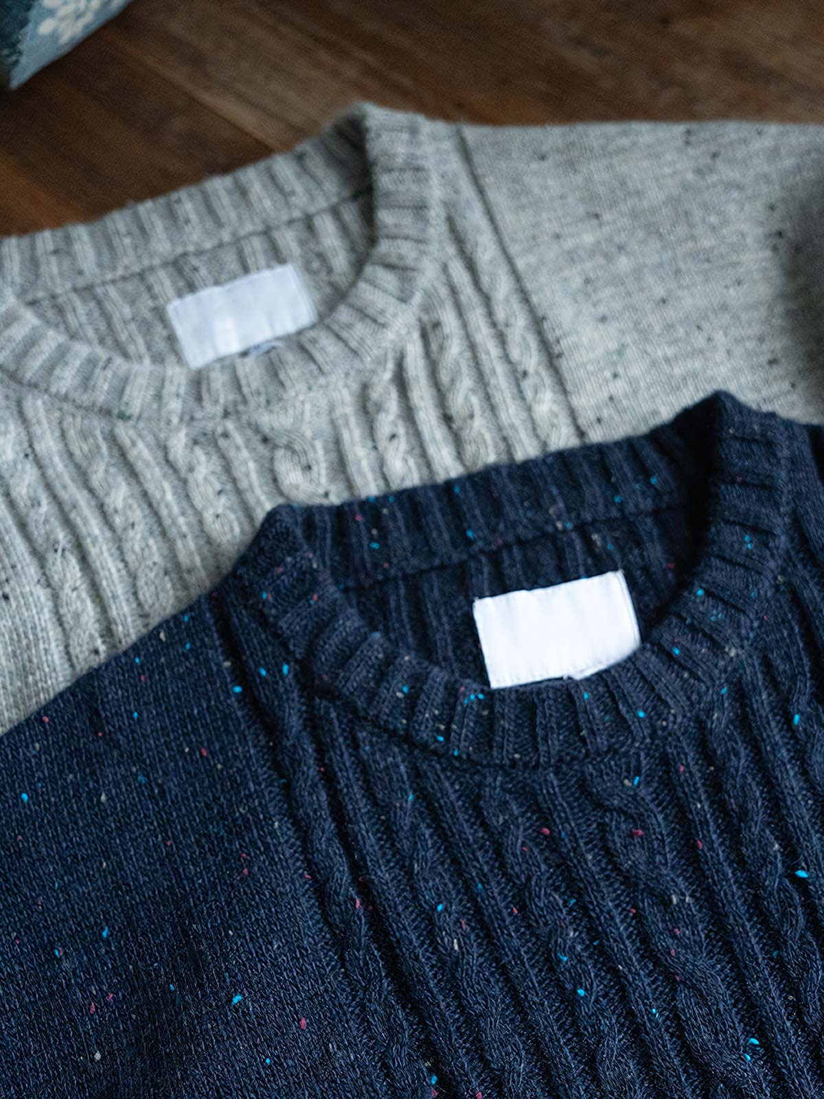 製品画像
カラードットケーブル編みウールセーターの全体画像。レトロなカラードットデザインが特徴的なケーブル編みのニットセーターは、秋冬シーズンにぴったりのアイテム。

詳細画像
セーターのケーブル編みディテールとカラードットデザインが特徴的。ウールとポリエステルの混紡素材で温かさと快適さを提供し、秋冬のコーディネートに最適。