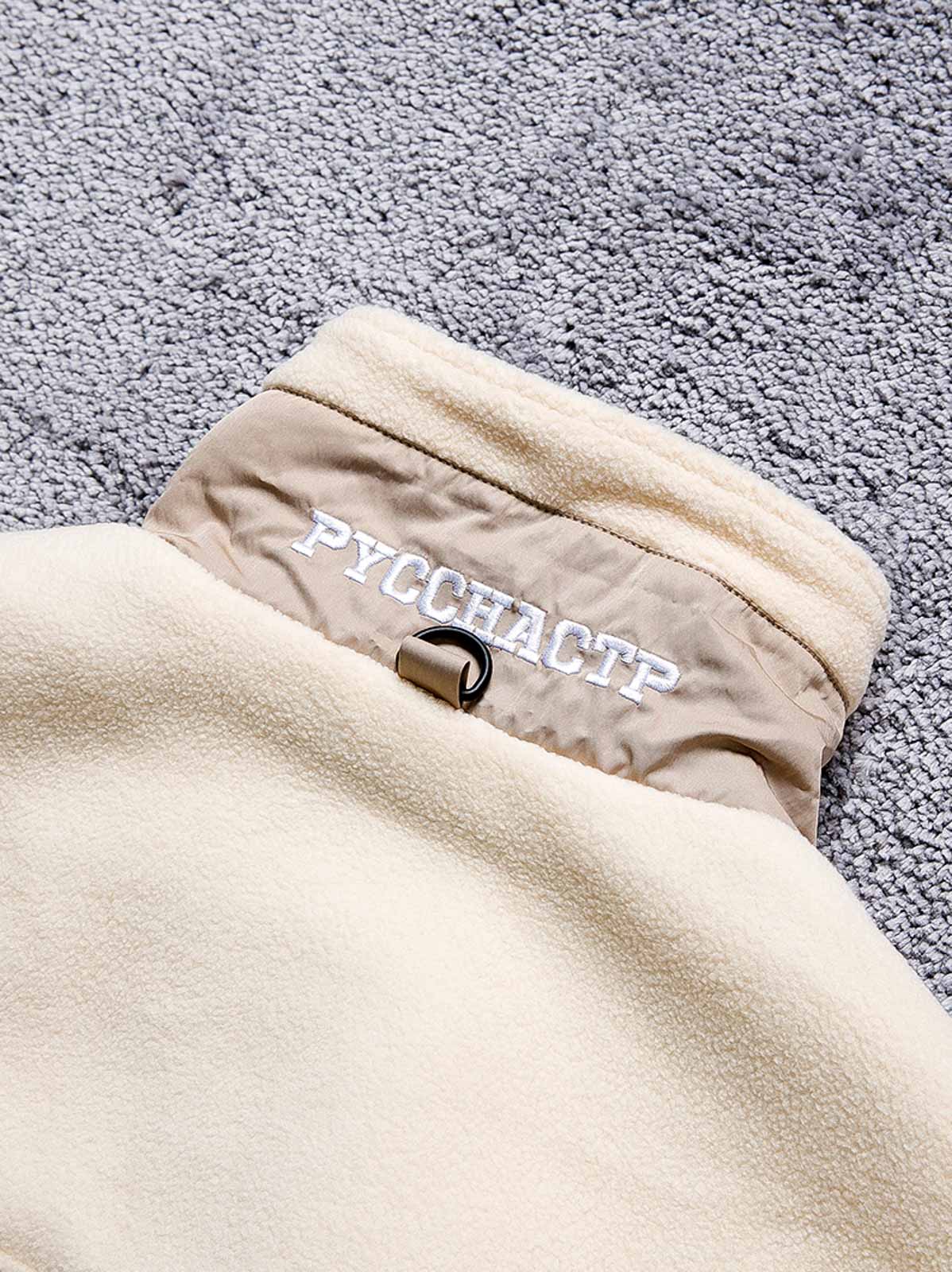 製品画像
カラーブロックフリースジャケットの正面画像。カラーブロックデザインが特徴的な、軽量で保温性に優れたフリース素材を使用した秋冬向けの多ポケットジャケット。

詳細画像
フリース素材を使用したカラーブロックデザインの多機能ポケットが特徴的なジャケットのディテール。収納力を高めるポケットと、立ち襟デザインが秋冬の寒さから守ります。