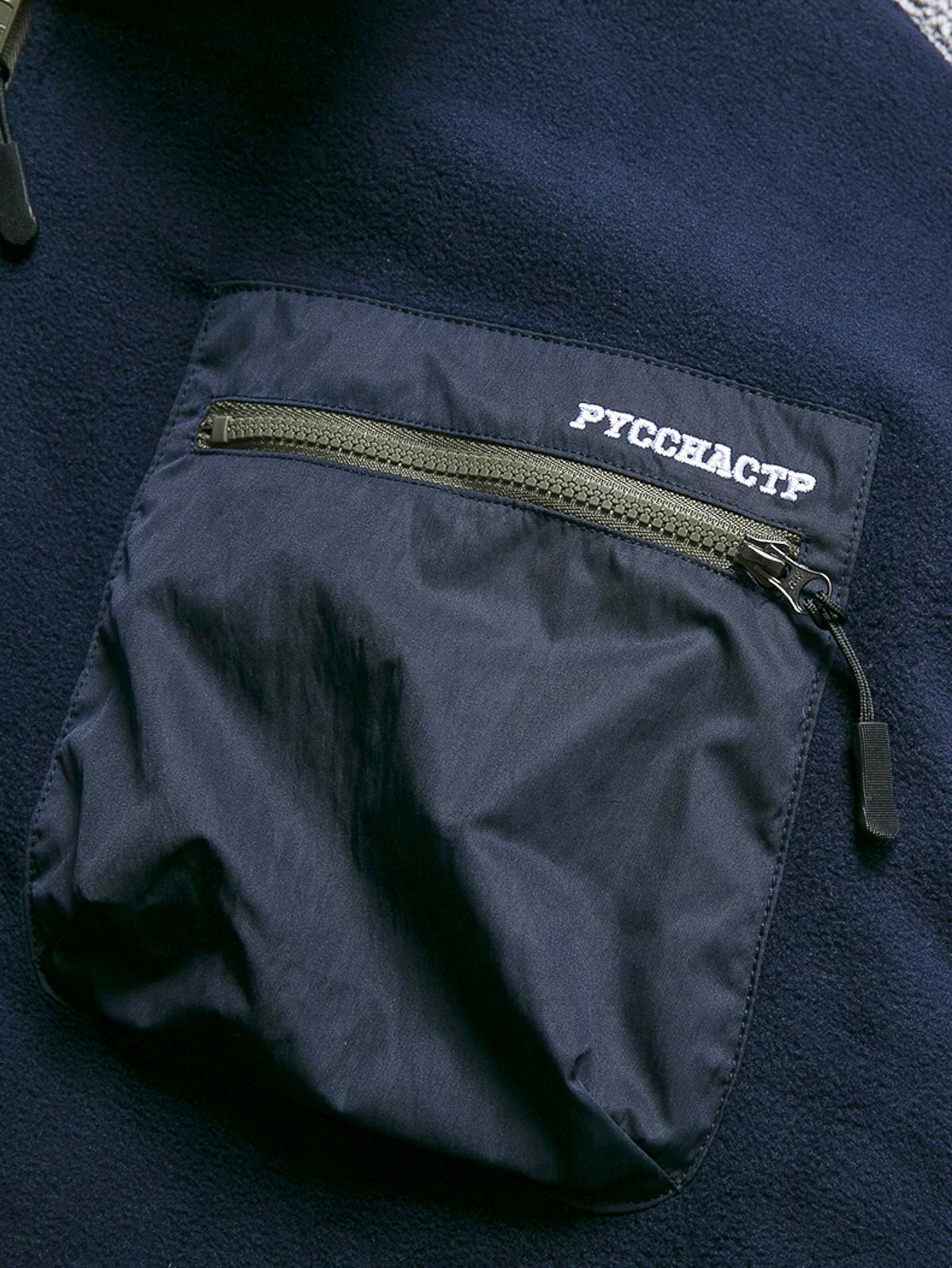 製品画像
カラーブロックフリースジャケットの正面画像。カラーブロックデザインが特徴的な、軽量で保温性に優れたフリース素材を使用した秋冬向けの多ポケットジャケット。

詳細画像
フリース素材を使用したカラーブロックデザインの多機能ポケットが特徴的なジャケットのディテール。収納力を高めるポケットと、立ち襟デザインが秋冬の寒さから守ります。