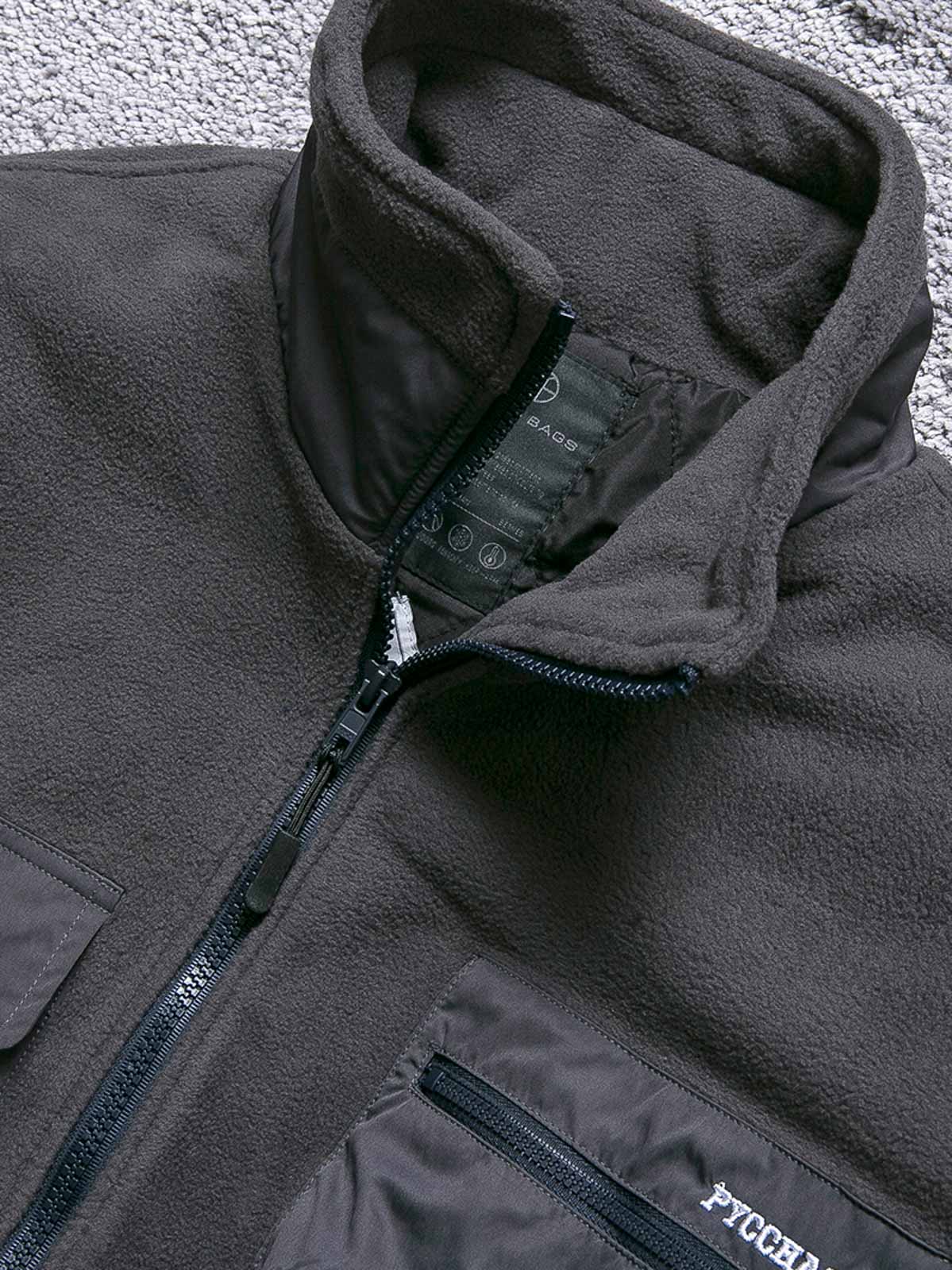 製品画像
カラーブロックフリースジャケットの正面画像。カラーブロックデザインが特徴的な、軽量で保温性に優れたフリース素材を使用した秋冬向けの多ポケットジャケット。

詳細画像
フリース素材を使用したカラーブロックデザインの多機能ポケットが特徴的なジャケットのディテール。収納力を高めるポケットと、立ち襟デザインが秋冬の寒さから守ります。