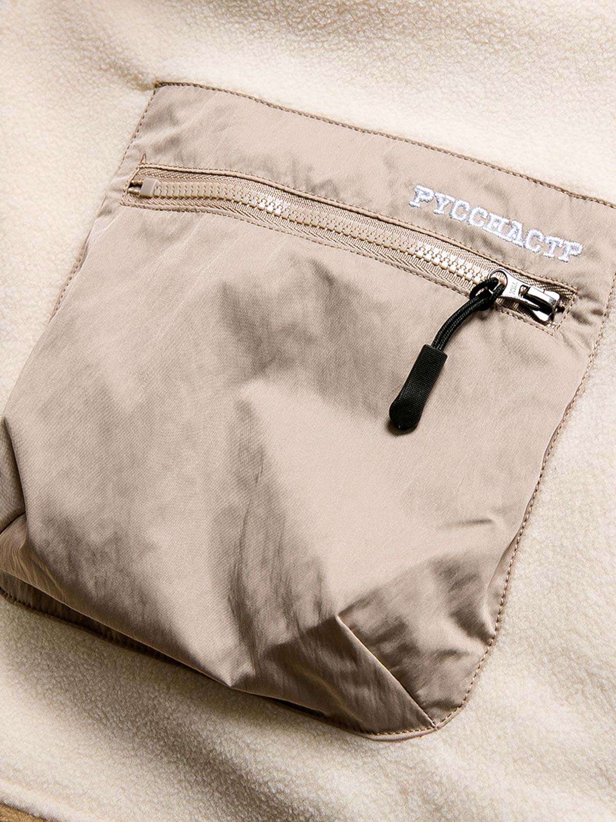 製品画像
カラーブロックフリースジャケットの正面画像。カラーブロックデザインが特徴的な、軽量で保温性に優れたフリース素材を使用した秋冬向けの多ポケットジャケット。

詳細画像
フリース素材を使用したカラーブロックデザインの多機能ポケットが特徴的なジャケットのディテール。収納力を高めるポケットと、立ち襟デザインが秋冬の寒さから守ります。