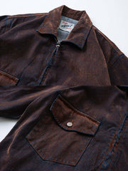 製品画像
レトロウォッシュ加工を施したワークジャケット。刺繍ディテールと多ポケットデザインが特徴的で、100%コットン素材を使用したアメリカンレトロスタイルのジャケット。

詳細画像
袖口の水滴刺繍パッチとフラップポケットデザインが特徴的なレトロウォッシュ加工ワークジャケットのディテール。