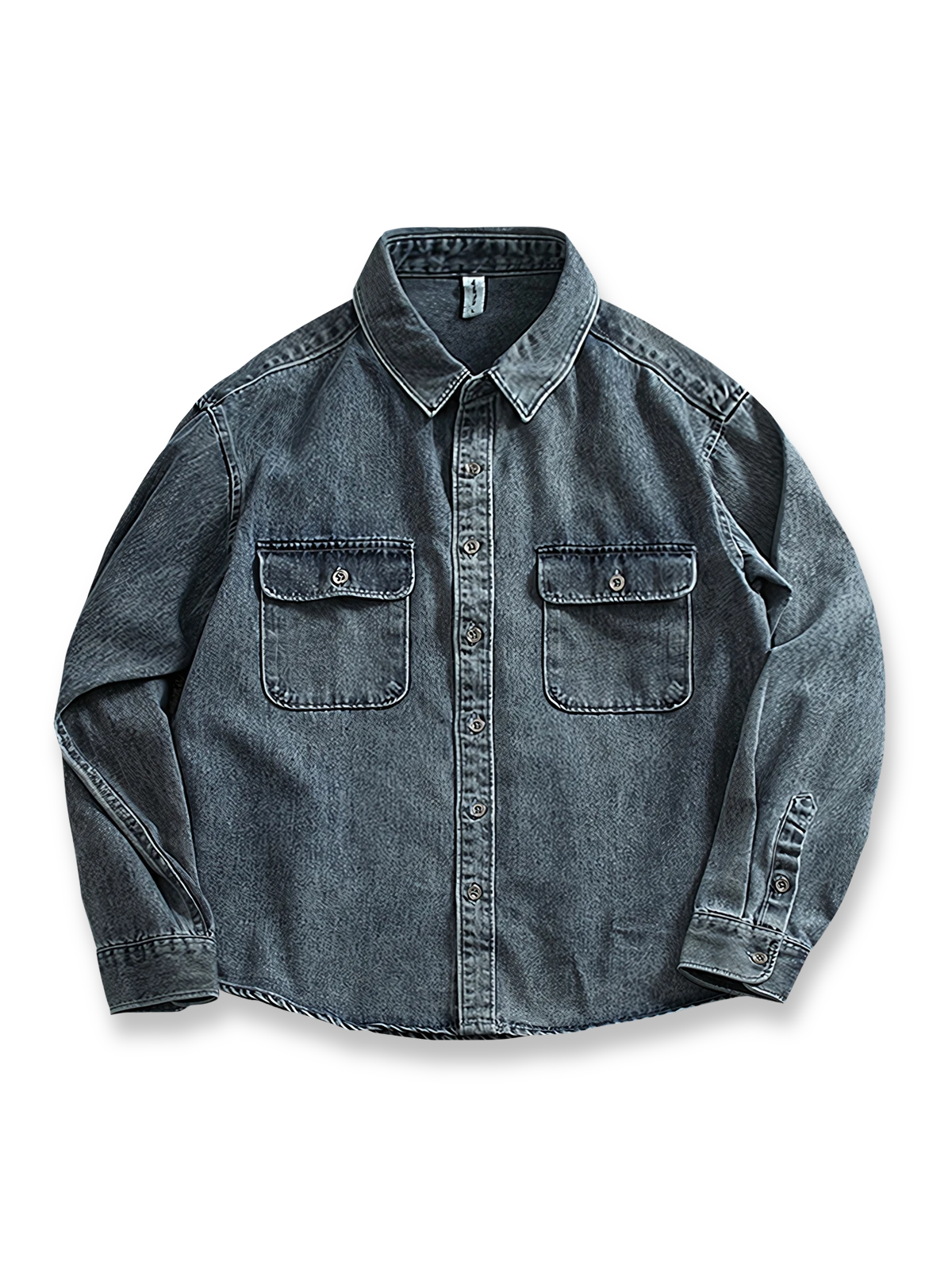 製品画像:
ヴィンテージウォッシュ加工のデニムシャツの正面画像。自然な風合いとカジュアルなスタイルが特徴で、日常使いにぴったり。

詳細画像:
シャツのワークポケットとウォッシュ加工のディテールをクローズアップ。生地感とデザインの細部がよく見えるように撮影されています。