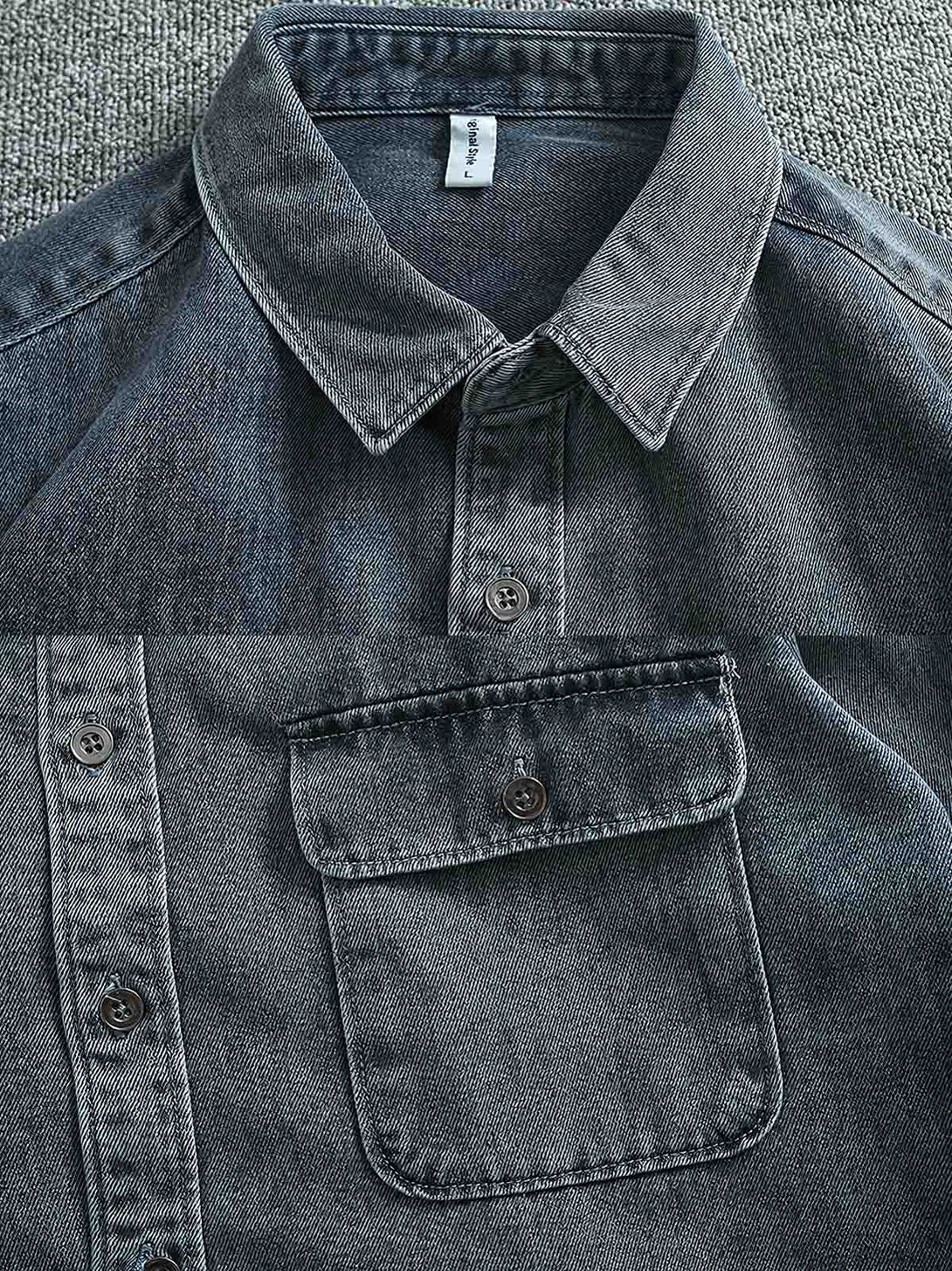 製品画像:
ヴィンテージウォッシュ加工のデニムシャツの正面画像。自然な風合いとカジュアルなスタイルが特徴で、日常使いにぴったり。

詳細画像:
シャツのワークポケットとウォッシュ加工のディテールをクローズアップ。生地感とデザインの細部がよく見えるように撮影されています。