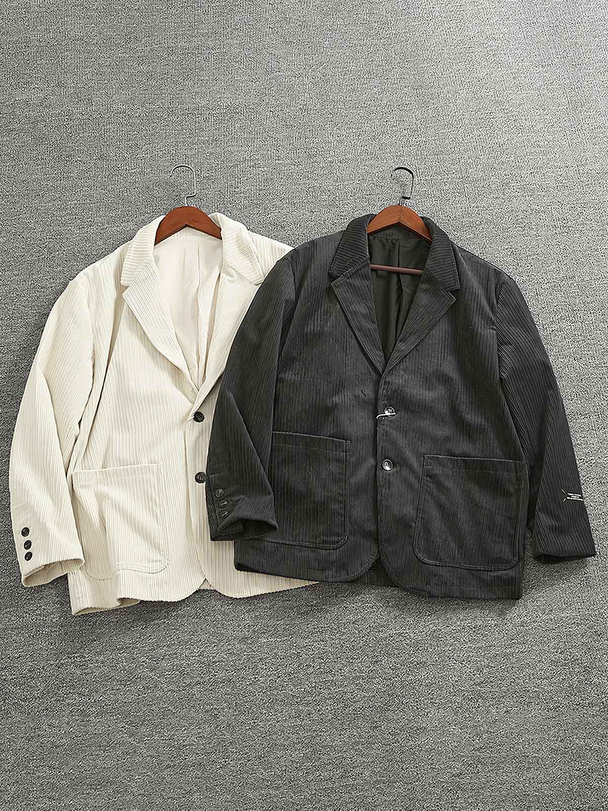 製品画像: 高畝コーデュロイストライプジャケット正面展示。クラシックなラペルとシンプルなストライプデザインが特徴です。
詳細画像: ジャケットのディテールアップ。高畝コーデュロイ素材と2ボタンデザイン、ドロップショルダーのディテール。