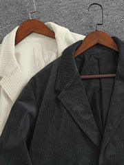 製品画像: 高畝コーデュロイストライプジャケット正面展示。クラシックなラペルとシンプルなストライプデザインが特徴です。
詳細画像: ジャケットのディテールアップ。高畝コーデュロイ素材と2ボタンデザイン、ドロップショルダーのディテール。