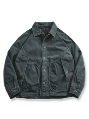 製品画像
取り外し可能なダウンインナー付きワークジャケット全体展示。ウォッシュ加工されたコットン生地が際立ち、ヴィンテージ感を強調しています。シンプルでシックなデザインが特徴。
詳細画像
ウォッシュ加工されたコットン生地とダウンインナーのディテールアップ。取り外し可能なダウンインナーのジッパーデザインと素材感がしっかりと見える。