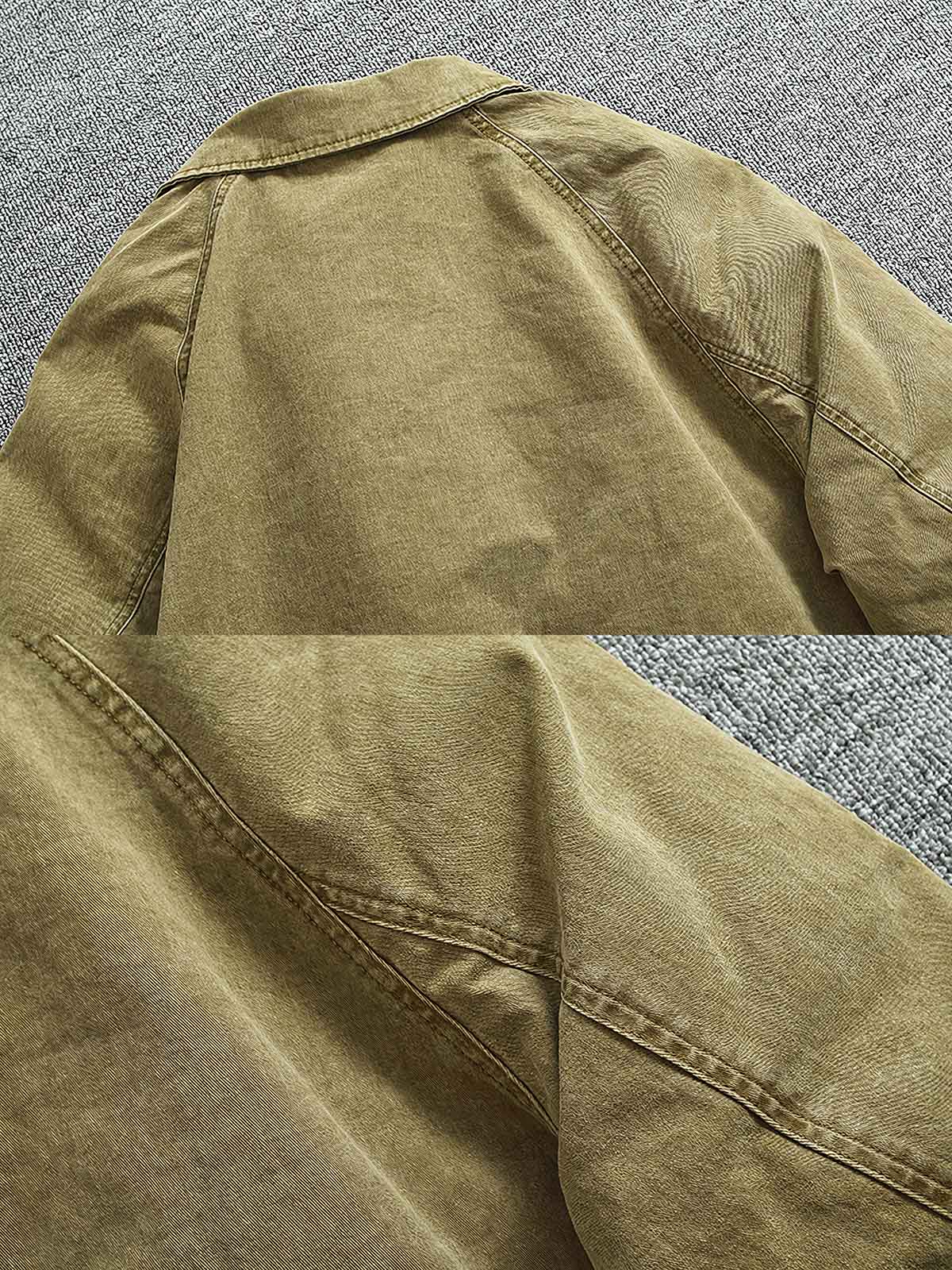 製品画像
取り外し可能なダウンインナー付きワークジャケット全体展示。ウォッシュ加工されたコットン生地が際立ち、ヴィンテージ感を強調しています。シンプルでシックなデザインが特徴。
詳細画像
ウォッシュ加工されたコットン生地とダウンインナーのディテールアップ。取り外し可能なダウンインナーのジッパーデザインと素材感がしっかりと見える。