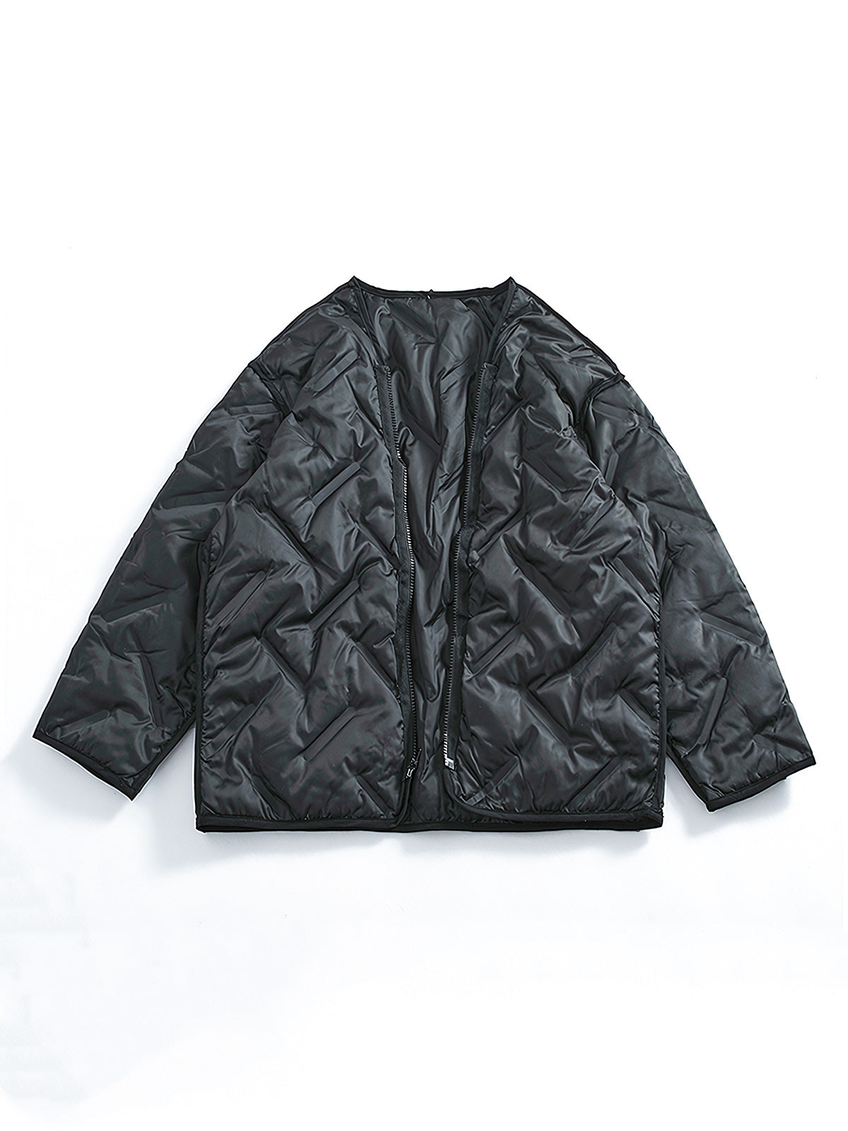 製品画像
取り外し可能なダウンインナー付きワークジャケット全体展示。ウォッシュ加工されたコットン生地が際立ち、ヴィンテージ感を強調しています。シンプルでシックなデザインが特徴。
詳細画像
ウォッシュ加工されたコットン生地とダウンインナーのディテールアップ。取り外し可能なダウンインナーのジッパーデザインと素材感がしっかりと見える。