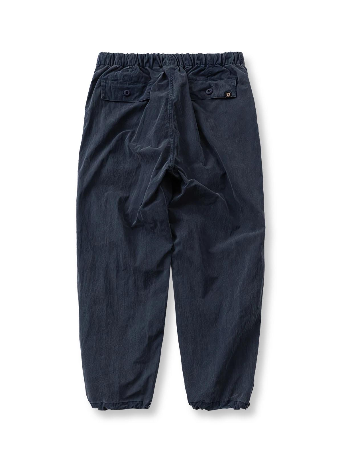 製品画像
ストレートシルエットのパラシュートパンツ全体展示。ウォッシュ加工されたネイビーカラーが特徴的で、リラックス感とヴィンテージ感を演出。快適な履き心地とスタイリッシュなデザインが調和したアイテム。
詳細画像
裾調整機能とウォッシュ加工ディテール。耐久性に優れたコットンとナイロン混紡素材を使用し、通気性と耐摩耗性を提供。裾の調整機能で、自分にぴったりなフィット感を実現。