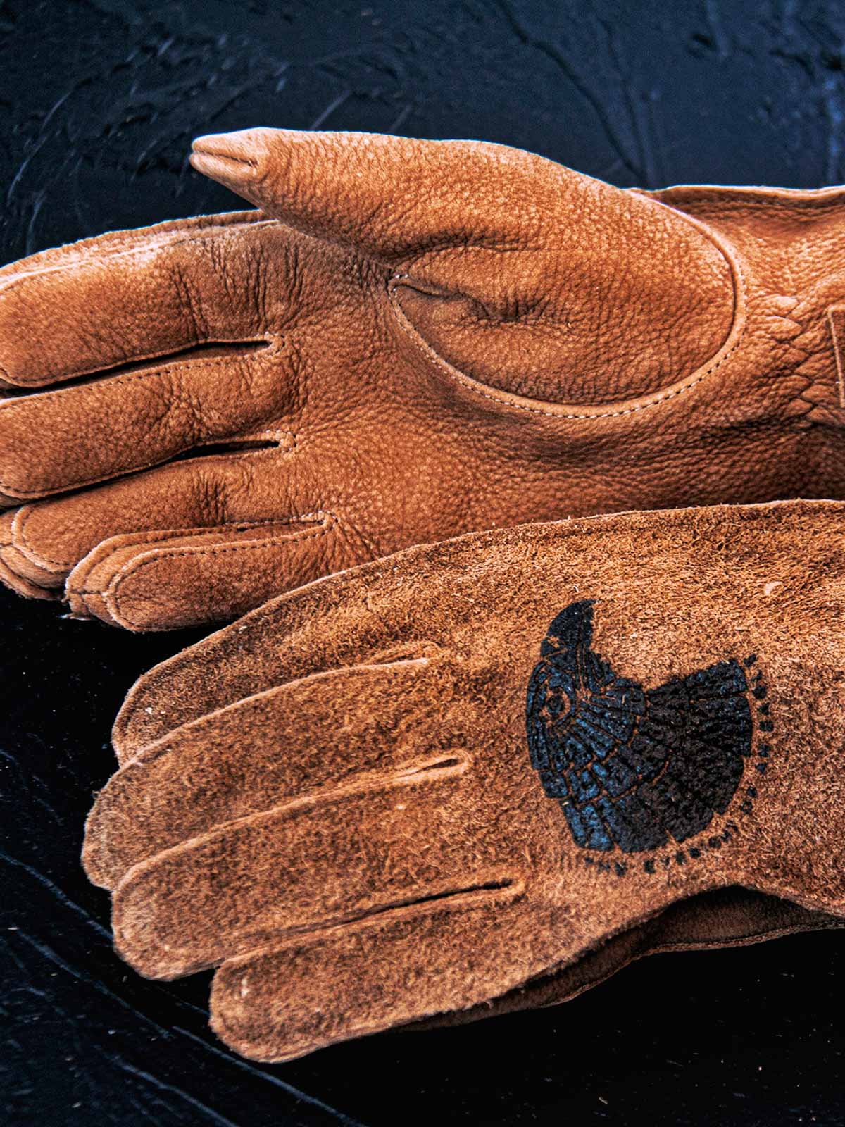 製品画像
マットレザーのバイカーズグローブ全体展示。バイカーズグローブ特有の硬派で無骨なデザインが際立ち、ライディングに最適な機能性を持ち合わせています。ヴィンテージ感のあるレザーが、長年の使用でさらに味わい深く変化する点が特徴です。
詳細画像
グローブのディテールと素材感アップ。マットレザーを使用した手袋の細部が強調されており、特にダブルステッチや鷲の目のデザインが、製品の耐久性と独特な個性を引き立てています。手に馴染む柔らかな質感や、ヴィンテージの風合いが美しく表現されています。