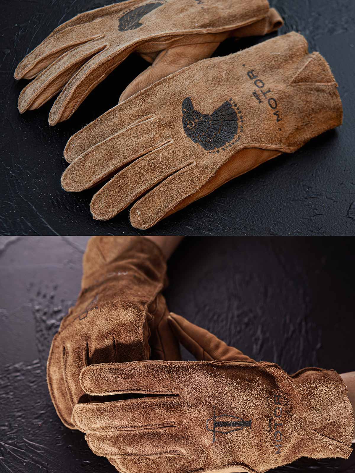 製品画像
マットレザーのバイカーズグローブ全体展示。バイカーズグローブ特有の硬派で無骨なデザインが際立ち、ライディングに最適な機能性を持ち合わせています。ヴィンテージ感のあるレザーが、長年の使用でさらに味わい深く変化する点が特徴です。
詳細画像
グローブのディテールと素材感アップ。マットレザーを使用した手袋の細部が強調されており、特にダブルステッチや鷲の目のデザインが、製品の耐久性と独特な個性を引き立てています。手に馴染む柔らかな質感や、ヴィンテージの風合いが美しく表現されています。