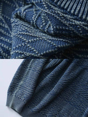 製品画像
藍染め立体花柄ニットセーター全体展示。藍染めの色合いや立体的な花柄デザインが特徴的で、ヴィンテージ感あふれるニットセーター。柔らかな素材感とクラシックな雰囲気が魅力です。藍染め技法による風合いが美しく、秋冬シーズンのカジュアルコーディネートに最適です。

詳細画像
ジャカード模様と藍染めのディテールアップ。ジャカード織りの繊細さと藍染めによる風合いが際立つディテール。立体的な花柄デザインと藍染めウォッシュ加工が手作り感を感じさせ、ヴィンテージ感を強調しています。