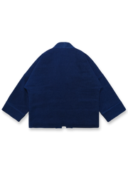 製品画像
植物藍染ピンチワークはんてんの全体展示。藍染めとピンチワークのデザインが際立ち、東洋的な風情が感じられるアイテム。冬のコーディネートにぴったりの暖かさとレトロスタイルが魅力です。

詳細画像
藍染ピンチワークとコットン入りのディテール画像。藍染め手織り布とピンチワークの細部が強調され、色合いや質感が鮮明に表現されています。商品の特徴を深く理解できる一枚です。