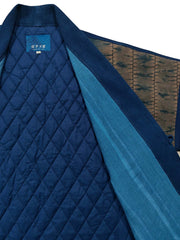 製品画像
植物藍染ピンチワークはんてんの全体展示。藍染めとピンチワークのデザインが際立ち、東洋的な風情が感じられるアイテム。冬のコーディネートにぴったりの暖かさとレトロスタイルが魅力です。

詳細画像
藍染ピンチワークとコットン入りのディテール画像。藍染め手織り布とピンチワークの細部が強調され、色合いや質感が鮮明に表現されています。商品の特徴を深く理解できる一枚です。