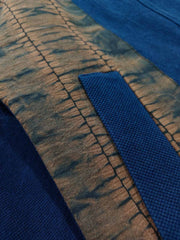 製品画像
植物藍染ピンチワークはんてんの全体展示。藍染めとピンチワークのデザインが際立ち、東洋的な風情が感じられるアイテム。冬のコーディネートにぴったりの暖かさとレトロスタイルが魅力です。

詳細画像
藍染ピンチワークとコットン入りのディテール画像。藍染め手織り布とピンチワークの細部が強調され、色合いや質感が鮮明に表現されています。商品の特徴を深く理解できる一枚です。