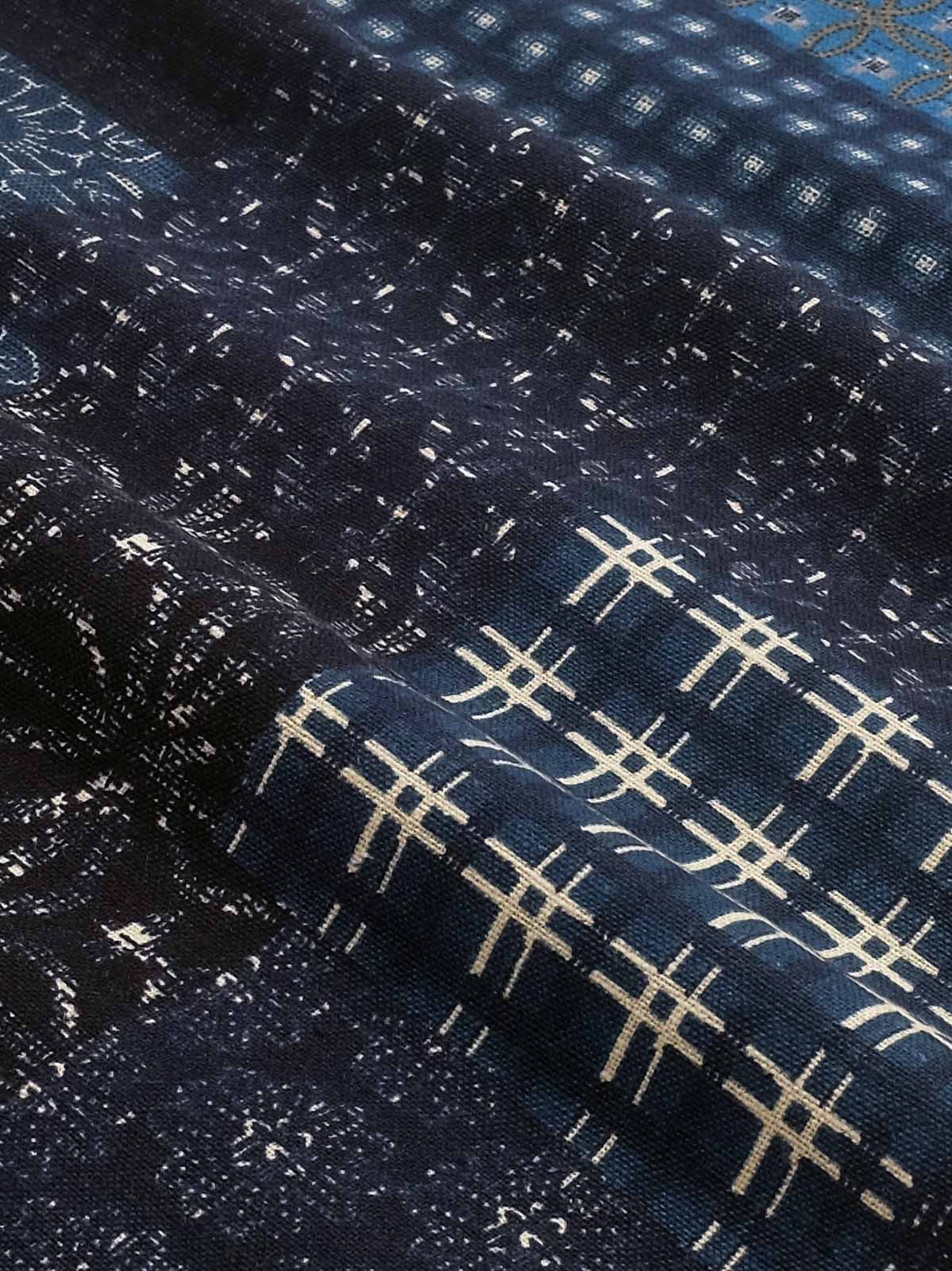 製品画像
インディゴ藍染めプリントパッチワークマフラー全体画像。伝統的な藍染め技法と現代的なパッチワークデザインが融合し、美しいディテールが特徴。

詳細画像
インディゴ藍染めパッチワークマフラーのプリント柄ディテール。繊細な藍染めとコットンリネン素材の質感が伝わるアップ画像。
