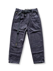 製品画像: クラシックなコーデュロイ素材とワークデザインを融合したカジュアルパンツ全体の外観、ペイズリー柄の裏地がアクセント。
詳細画像: 純銅製YKKジッパーやウエスト部分の伸縮性ゴム仕様、ペイズリー柄裏地のディテールクローズアップ。