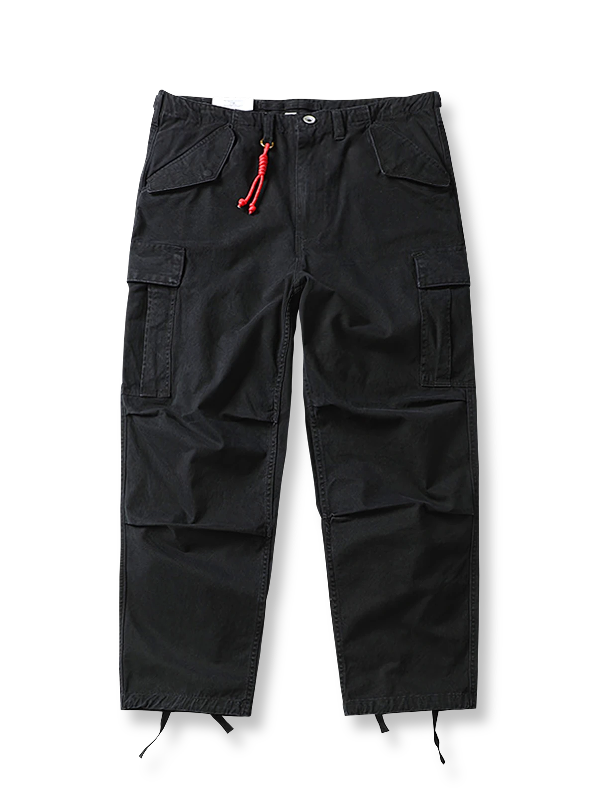 製品画像: 重厚なウォッシュ加工コットン100%を使用した多ポケットワークパンツ全体の外観、カーキ、グレー、ブラックの3色展開。
詳細画像: 純銅製YKKジッパーや調節可能なウエストバックル、裾のドローストリングディテールのクローズアップ。