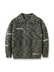 製品画像
秋冬向けのレトロ ポロカラー ニットセーター。中厚のアクリル素材を使用したメンズウェアで、クラシックな三つボタンデザインの襟元が特徴。ルーズフィットのシルエットがリラックス感を提供し、保温性とスタイリッシュさを両立した万能セーター。

詳細画像
レトロなポロカラー ニットセーターの襟元ディテール特写。クラシックな三つボタンデザインがアクセントとなり、モダンで上品な印象を演出。加厚アクリル素材のしっかりとした質感と、秋冬の着用に最適な仕様を示す特写画像。