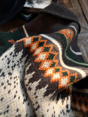 製品画像
ナバホ柄が特徴のオープンカラー（開襟）デザインのウール混紡カーディガン。民族幾何学模様が取り入れられたアメカジレトロスタイルで、秋冬のコーディネートに最適。厚手のウール混紡素材が保温性と快適さを提供する正面全体像。

詳細画像
ナバホ柄カーディガンのジッパーディテールとウール混紡素材の質感を特写。幾何学模様の編み込みデザインが民族風の魅力を強調し、耐久性と柔らかさを兼ね備えた生地の特徴を示すクローズアップ画像。