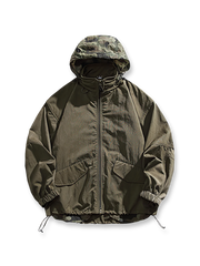 製品画像
アウトドア機能性 速乾 防風 撥水 フード付きジャケットの正面全体像。高密度ナイロンオックスフォードジャカード生地を使用し、三防（速乾、防風、撥水）性能を兼ね備えたデザイン。調整可能なフード付きで、都市からアウトドアまで幅広く活躍。

詳細画像
フード付きジャケットの水平に配置されたポケット部分を特写。フラップ付きポケットの内部には隠しマグネットボタンが内蔵されており、安全性と収納性を向上。高密度ナイロン素材の撥水加工とディテールが際立つ特写画像。