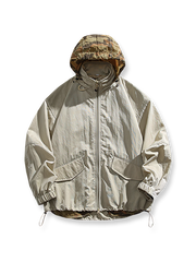 製品画像
アウトドア機能性 速乾 防風 撥水 フード付きジャケットの正面全体像。高密度ナイロンオックスフォードジャカード生地を使用し、三防（速乾、防風、撥水）性能を兼ね備えたデザイン。調整可能なフード付きで、都市からアウトドアまで幅広く活躍。

詳細画像
フード付きジャケットの水平に配置されたポケット部分を特写。フラップ付きポケットの内部には隠しマグネットボタンが内蔵されており、安全性と収納性を向上。高密度ナイロン素材の撥水加工とディテールが際立つ特写画像。