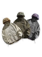 製品画像
アウトドア機能性 速乾 防風 撥水 フード付きジャケットの正面全体像。高密度ナイロンオックスフォードジャカード生地を使用し、三防（速乾、防風、撥水）性能を兼ね備えたデザイン。調整可能なフード付きで、都市からアウトドアまで幅広く活躍。

詳細画像
フード付きジャケットの水平に配置されたポケット部分を特写。フラップ付きポケットの内部には隠しマグネットボタンが内蔵されており、安全性と収納性を向上。高密度ナイロン素材の撥水加工とディテールが際立つ特写画像。