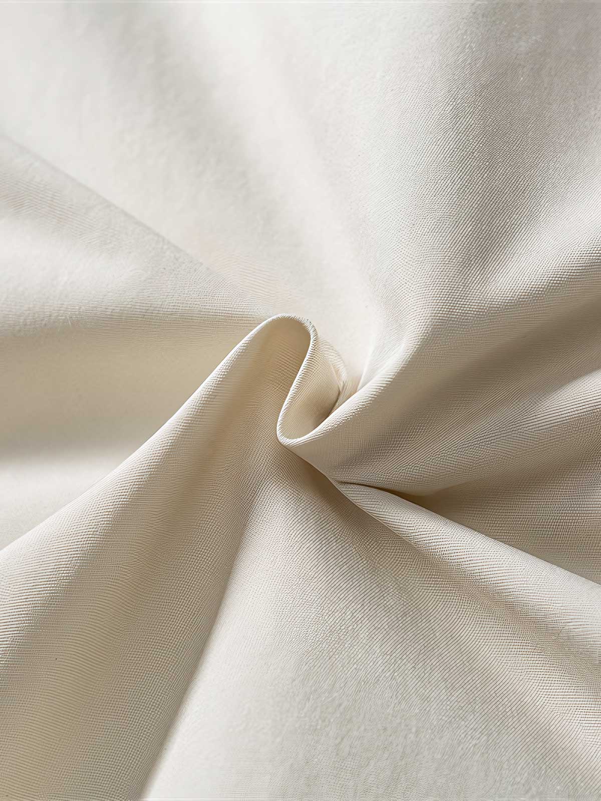 製品画像
コーデュロイ襟付き多ポケットハンティングスタイル中綿ジャケットの全体展示。19世紀ヨーロッパのハンティングウェアからインスパイアされたデザインで、防風性と保温性を備えた冬の必須アイテム。

詳細画像
コーデュロイ素材の襟と広いポケットのディテール特写。レトロなハンティングデザインを彷彿とさせる特徴的なディテールと、防寒性を高めた軽量中綿素材の質感が際立つクローズアップ画像。