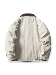 製品画像
コーデュロイ襟付き多ポケットハンティングスタイル中綿ジャケットの全体展示。19世紀ヨーロッパのハンティングウェアからインスパイアされたデザインで、防風性と保温性を備えた冬の必須アイテム。

詳細画像
コーデュロイ素材の襟と広いポケットのディテール特写。レトロなハンティングデザインを彷彿とさせる特徴的なディテールと、防寒性を高めた軽量中綿素材の質感が際立つクローズアップ画像。