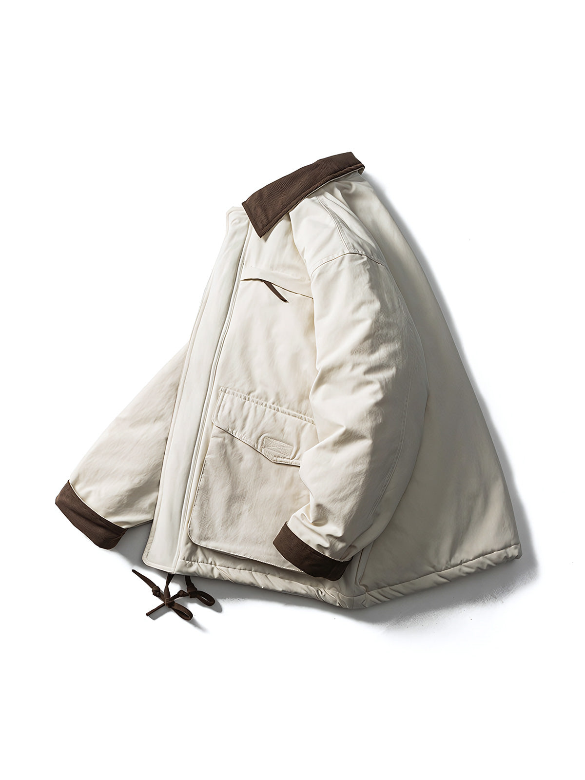 製品画像
コーデュロイ襟付き多ポケットハンティングスタイル中綿ジャケットの全体展示。19世紀ヨーロッパのハンティングウェアからインスパイアされたデザインで、防風性と保温性を備えた冬の必須アイテム。

詳細画像
コーデュロイ素材の襟と広いポケットのディテール特写。レトロなハンティングデザインを彷彿とさせる特徴的なディテールと、防寒性を高めた軽量中綿素材の質感が際立つクローズアップ画像。