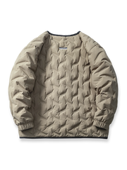 製品画像： リバーシブル撥水・撥油・防汚軽量ダウンジャケットの全体イメージ画像。ホワイトダックダウン90%を使用した中綿と、特別なテフロンコーティングを施した外層が特徴的。グレーベージュとネイビーの両面デザインで、アウトドアから日常コーデまで幅広く活用可能。
詳細画像： 撥水・撥油・防汚加工が施された外層と、軽量ホワイトダックダウン中綿をクローズアップしたディテール画像。耐久性と保温性を兼ね備えた素材が際立つ。