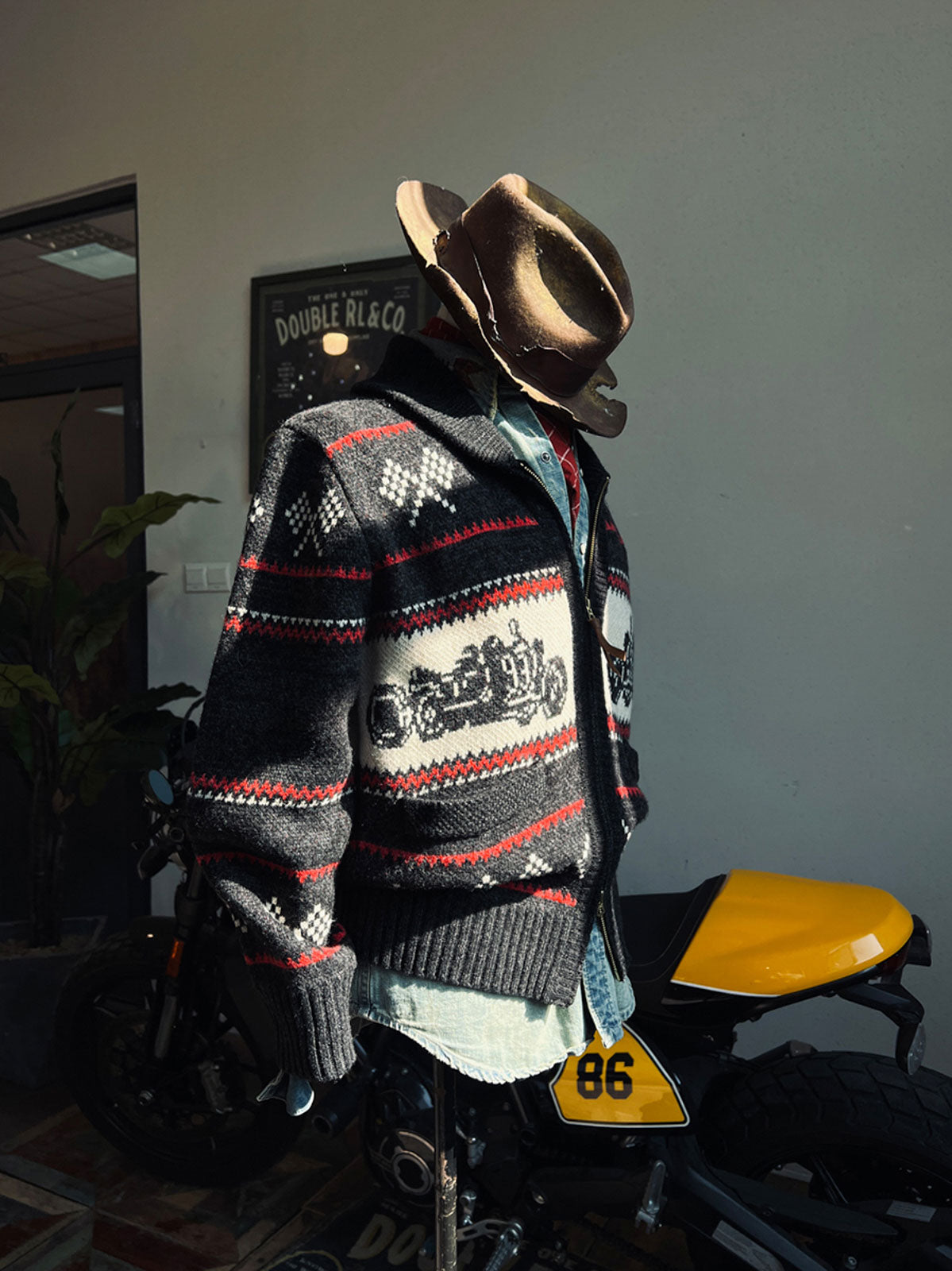 製品画像： ヴィンテージバイカージャカードウールカーディガン全体イメージ画像。バイクモチーフのジャカード織りと赤・黒・白のクラシックな配色が特徴で、自由とヴィンテージ感を象徴するデザイン。秋冬の重ね着スタイルに最適。
詳細画像： ジャカード織りで描かれたバイクモチーフと、クラシックなダブルジップディテールをクローズアップした画像。暖かいウール素材と細部へのこだわりが際立つ。