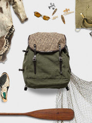 製品画像： 第5世代M39ヴィンテージキャンバスバックパック全体イメージ画像。厚手キャンバス素材と牛革補強が特徴で、特殊なウォッシュ加工がヴィンテージ感を際立たせたデザイン。アウトドアやサイクリングに適した大容量仕様。
詳細画像： 牛革で補強されたストレスポイントと、スムーズな開閉を実現するトップおよびサイドジッパーのディテールをクローズアップした画像。高耐久性と実用性が際立つ。