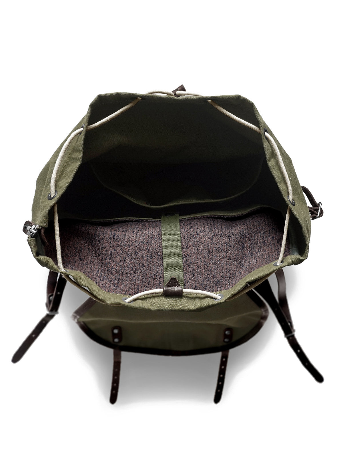 製品画像： 第5世代M39ヴィンテージキャンバスバックパック全体イメージ画像。厚手キャンバス素材と牛革補強が特徴で、特殊なウォッシュ加工がヴィンテージ感を際立たせたデザイン。アウトドアやサイクリングに適した大容量仕様。
詳細画像： 牛革で補強されたストレスポイントと、スムーズな開閉を実現するトップおよびサイドジッパーのディテールをクローズアップした画像。高耐久性と実用性が際立つ。