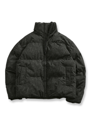 製品画像：
"高品質なウール素材で作られた秋冬用ジャケット、シンプルで洗練されたデザインが特徴。ウール混紡素材で暖かく、柔らかな手触りが魅力。カジュアルからフォーマルまで幅広いシーンに対応できるスタイリッシュなアウター"

詳細画像：
"ウール混紡素材を使用したジャケットの細部をクローズアップした画像。柔軟でありながらしっかりとした生地感、袖口・裾・肩部分の縫製の丁寧さや、デザインのディテールが際立つ"