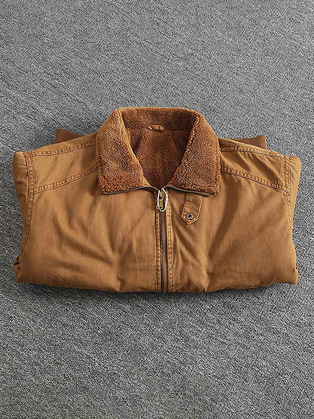 製品画像：
"水洗い加工を施したシープスキンライニング付きフライトジャケットの全体図。クラシックなアメカジスタイル、シープスキンカラーとツイル織りコットンの組み合わせでヴィンテージ感を引き立てたデザイン"

詳細画像：
"シープスキン風ライニングとリブ仕様の裾ディテールをクローズアップした画像。裏地の柔らかさと保温性が際立ち、防風性を兼ね備えたデザインが強調される"