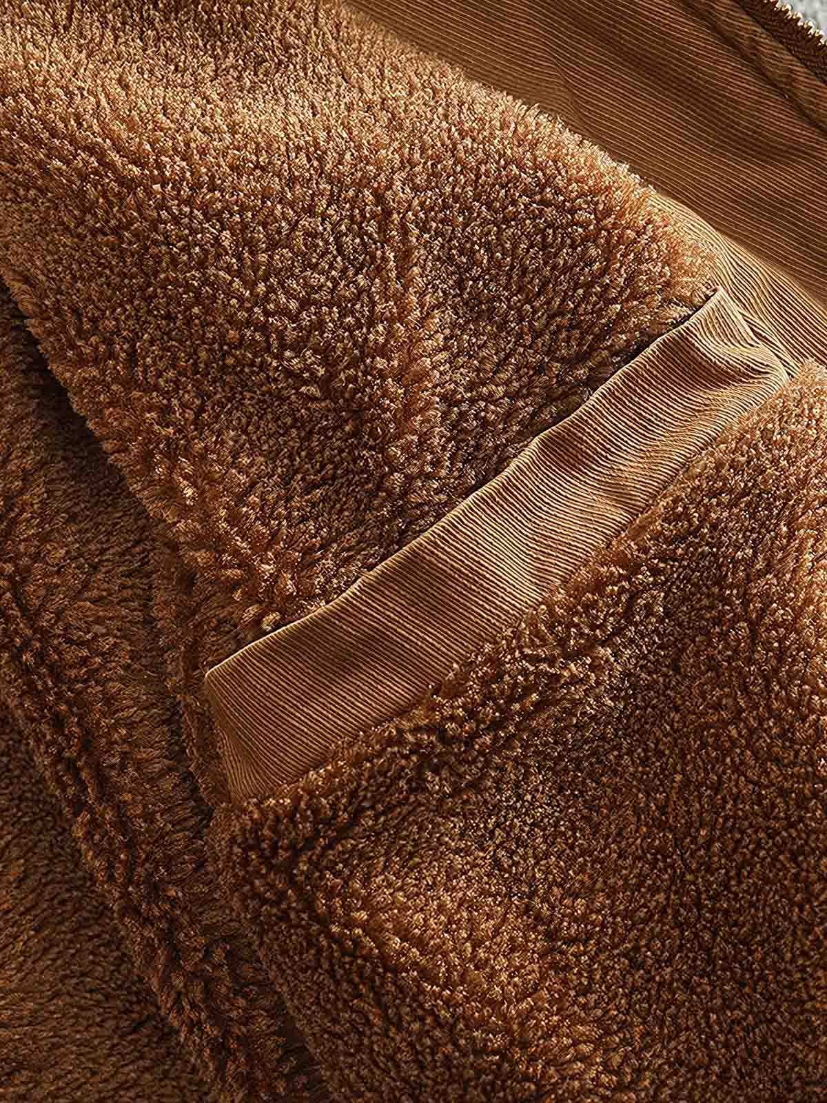 製品画像：
"水洗い加工を施したシープスキンライニング付きフライトジャケットの全体図。クラシックなアメカジスタイル、シープスキンカラーとツイル織りコットンの組み合わせでヴィンテージ感を引き立てたデザイン"

詳細画像：
"シープスキン風ライニングとリブ仕様の裾ディテールをクローズアップした画像。裏地の柔らかさと保温性が際立ち、防風性を兼ね備えたデザインが強調される"