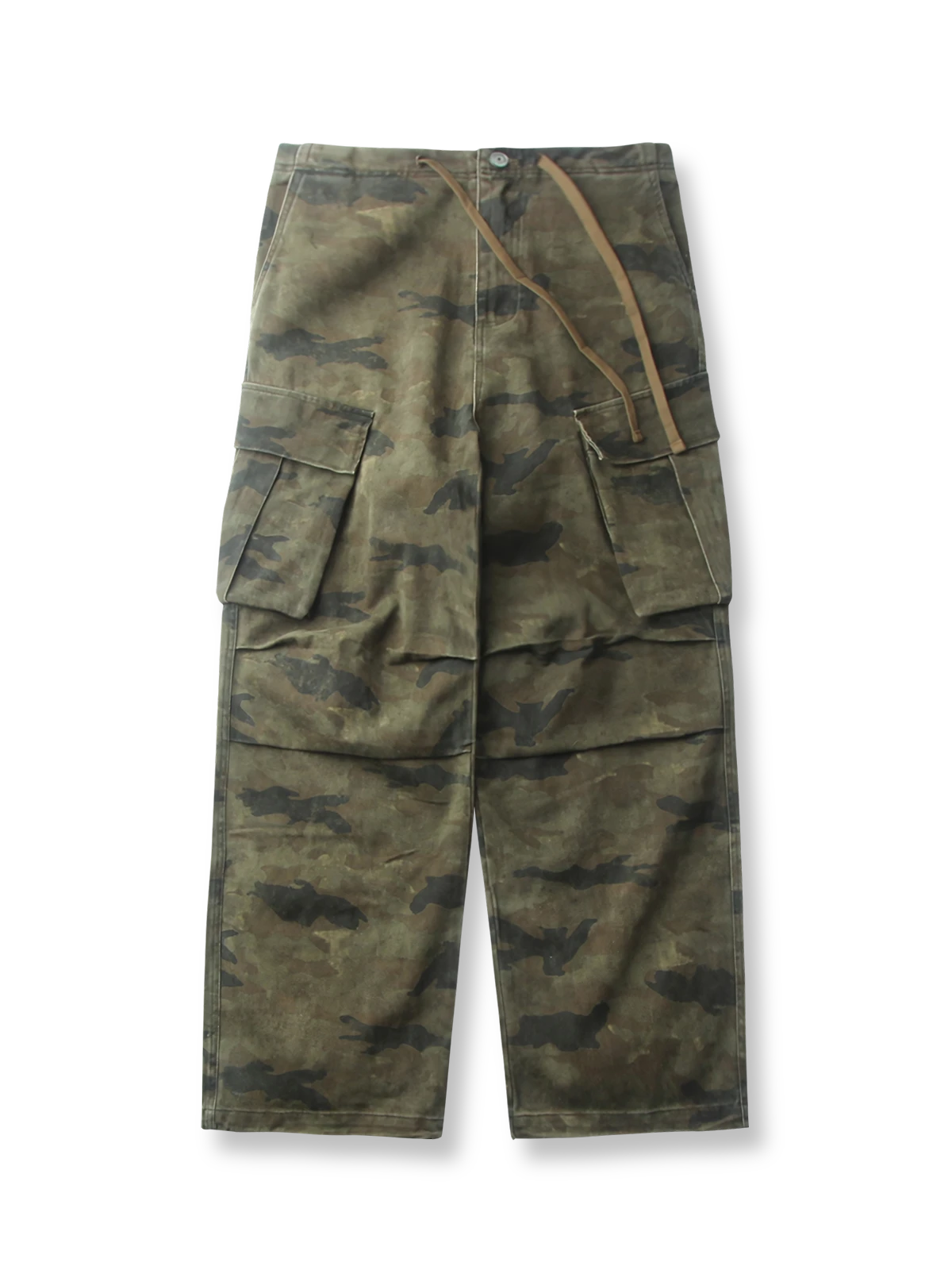 製品画像：
"重厚な厚手のヒョウ柄カモフラージュパラシュートカーゴパンツの全体図。ヴィンテージ感と耐久性を引き立てる水洗い加工とヒョウ柄カモフラージュプリントが特徴的なデザイン"

詳細画像：
"パラシュートパンツのダブルプリーツと6ポケットデザインのクローズアップ。機能性を重視したディテールと、ヴィンテージ風の風合いが際立つ素材感"