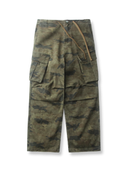 製品画像：
"重厚な厚手のヒョウ柄カモフラージュパラシュートカーゴパンツの全体図。ヴィンテージ感と耐久性を引き立てる水洗い加工とヒョウ柄カモフラージュプリントが特徴的なデザイン"

詳細画像：
"パラシュートパンツのダブルプリーツと6ポケットデザインのクローズアップ。機能性を重視したディテールと、ヴィンテージ風の風合いが際立つ素材感"