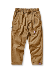 製品画像：紫タグが付いたワーク テーパードパンツの全体像。高品質な純銅YKKジッパーや金属ボタン、そしてしっかりとしたテーパードシルエットが際立ち、スタイリッシュで実用的なデザインが特徴のパンツを全体的に見せる展示画像。

詳細画像：紫タグが強調されたバックルベルトと隠しワークポケットのディテールクローズアップ。バックルベルト部分の調節機能と隠しポケットのディテールが、実用性とデザイン性を兼ね備えた特徴を詳しく見せる画像。