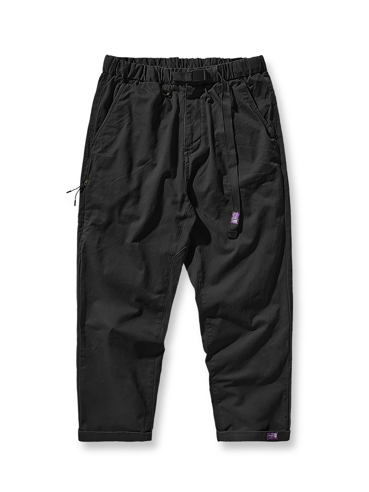 製品画像：紫タグが付いたワーク テーパードパンツの全体像。高品質な純銅YKKジッパーや金属ボタン、そしてしっかりとしたテーパードシルエットが際立ち、スタイリッシュで実用的なデザインが特徴のパンツを全体的に見せる展示画像。

詳細画像：紫タグが強調されたバックルベルトと隠しワークポケットのディテールクローズアップ。バックルベルト部分の調節機能と隠しポケットのディテールが、実用性とデザイン性を兼ね備えた特徴を詳しく見せる画像。