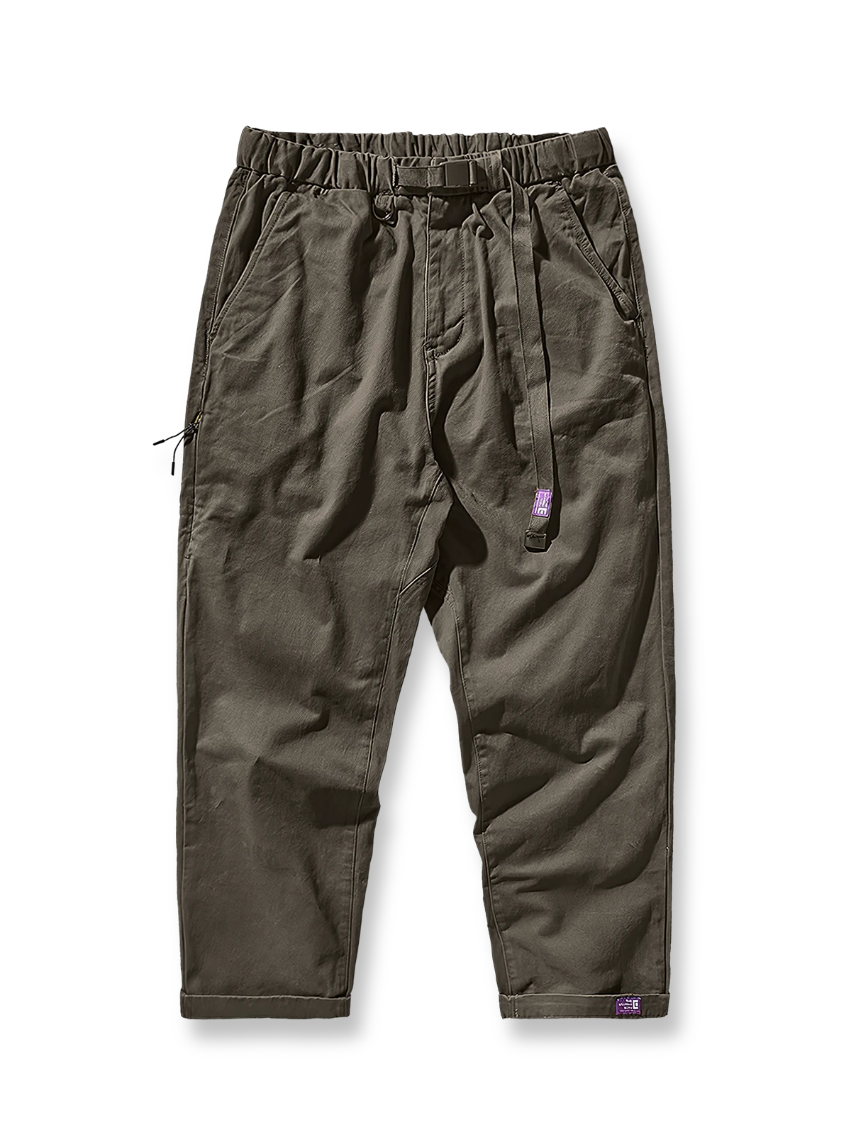 製品画像：紫タグが付いたワーク テーパードパンツの全体像。高品質な純銅YKKジッパーや金属ボタン、そしてしっかりとしたテーパードシルエットが際立ち、スタイリッシュで実用的なデザインが特徴のパンツを全体的に見せる展示画像。

詳細画像：紫タグが強調されたバックルベルトと隠しワークポケットのディテールクローズアップ。バックルベルト部分の調節機能と隠しポケットのディテールが、実用性とデザイン性を兼ね備えた特徴を詳しく見せる画像。