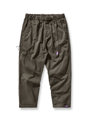 製品画像：紫タグが付いたワーク テーパードパンツの全体像。高品質な純銅YKKジッパーや金属ボタン、そしてしっかりとしたテーパードシルエットが際立ち、スタイリッシュで実用的なデザインが特徴のパンツを全体的に見せる展示画像。

詳細画像：紫タグが強調されたバックルベルトと隠しワークポケットのディテールクローズアップ。バックルベルト部分の調節機能と隠しポケットのディテールが、実用性とデザイン性を兼ね備えた特徴を詳しく見せる画像。