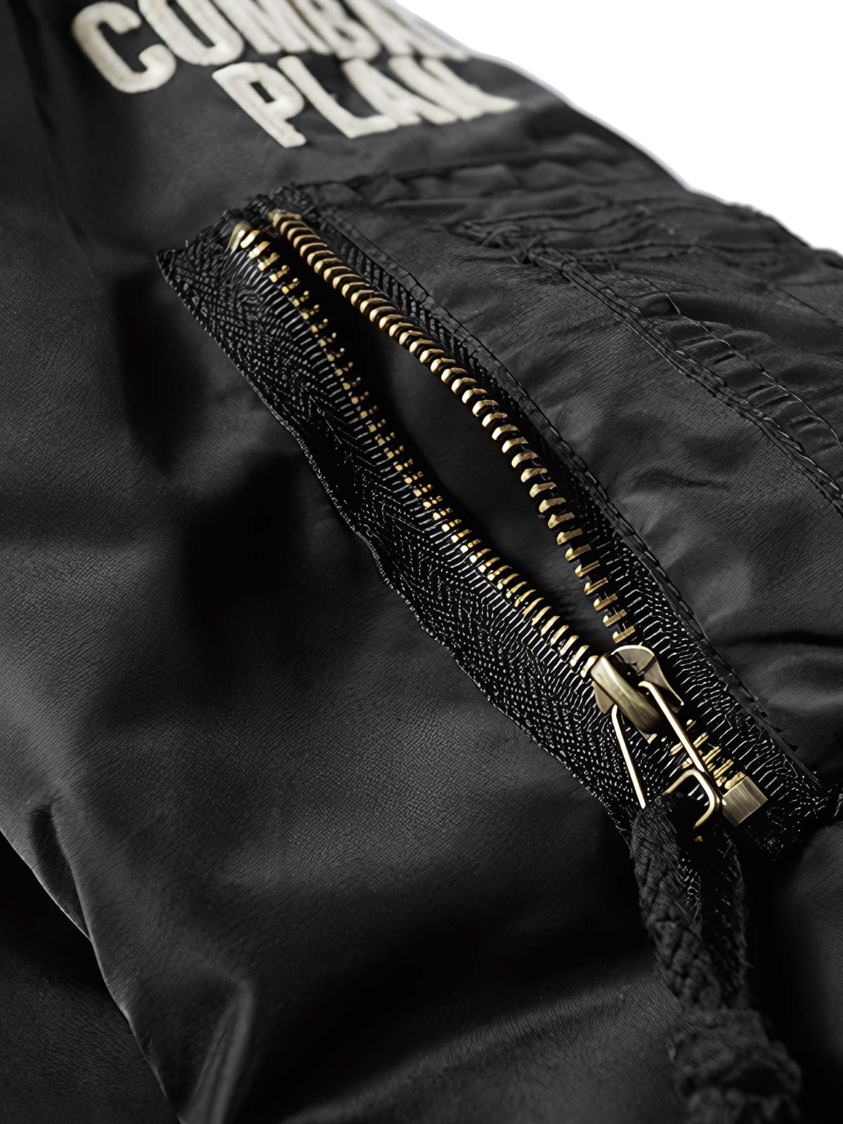 製品画像: 空中戦闘司令部シリーズのN3B中綿フライトジャケット全体を展示した画像。クラシックなミリタリーデザインの特徴が一目でわかる、保温性と防風性能を兼ね備えたジャケット。

詳細画像: アライグマ風の合成ファー襟とフライトエンブレムのディテールがクローズアップされた画像。襟の柔らかい質感とエンブレムのディテールが、ジャケットの軍旅スタイルを引き立てる。