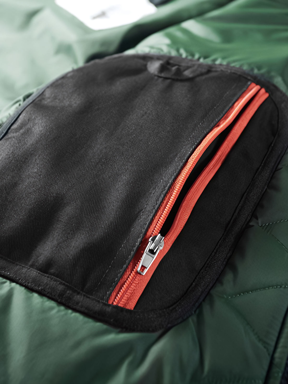 製品画像: 空中戦闘司令部シリーズのN3B中綿フライトジャケット全体を展示した画像。クラシックなミリタリーデザインの特徴が一目でわかる、保温性と防風性能を兼ね備えたジャケット。

詳細画像: アライグマ風の合成ファー襟とフライトエンブレムのディテールがクローズアップされた画像。襟の柔らかい質感とエンブレムのディテールが、ジャケットの軍旅スタイルを引き立てる。