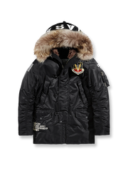 製品画像: 空中戦闘司令部シリーズのN3B中綿フライトジャケット全体を展示した画像。クラシックなミリタリーデザインの特徴が一目でわかる、保温性と防風性能を兼ね備えたジャケット。

詳細画像: アライグマ風の合成ファー襟とフライトエンブレムのディテールがクローズアップされた画像。襟の柔らかい質感とエンブレムのディテールが、ジャケットの軍旅スタイルを引き立てる。